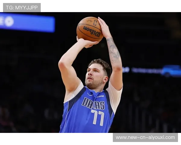 东契奇中路突破上篮得手，独行侠在主场掌声雷动